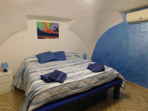 - une chambre avec un lit et 2 oreillers dans l'établissement Partenope Magica, à Naples