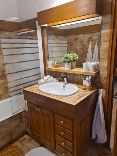 une salle de bain avec un lavabo et une baignoire dans l'établissement Luxury holidays apartment Praz sur Arly, à Praz-sur-Arly