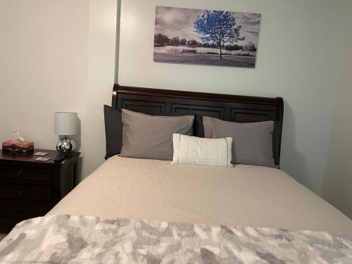 sypialnia z łóżkiem i niebieskim drzewem w obiekcie Bellissma Suite formerly known as Sweet Suite w mieście Sooke
