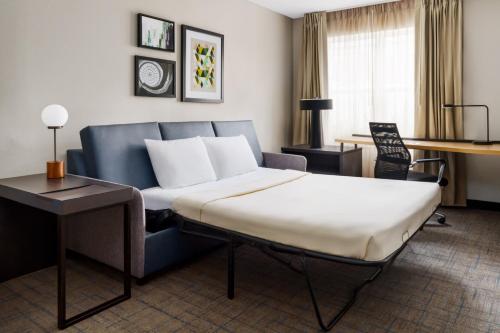 une chambre d'hôtel avec un lit et un canapé dans l'établissement Residence Inn Hartford Rocky Hill, à Rocky Hill