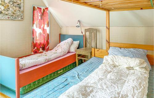 sypialnia z 2 łóżkami piętrowymi i oknem w obiekcie 3 Bedroom Nice Home In Valldal w mieście Valldal