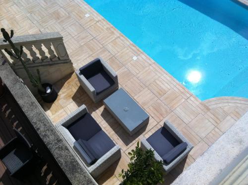 Bazén v ubytování Hôtel La Villa Eugene nebo v jeho okolí