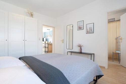 Un dormitorio blanco con una cama grande. en Villa Hoffnung Strandoase Kellenhusen, en Kellenhusen