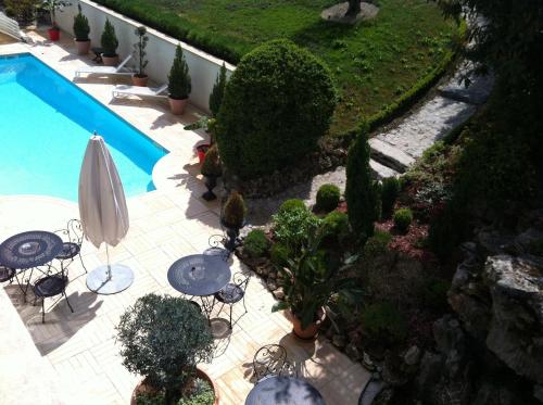 Bazén v ubytování Hôtel La Villa Eugene nebo v jeho okolí
