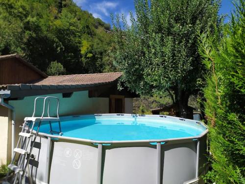 une piscine dans l'arrière-cour d'une maison dans l'établissement Maison 8 pers, 4chbr,140m2,piscine, à Notre-Dame-de-Mésage