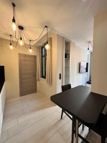 une salle à manger avec une table et un salon dans l'établissement Charmant Appartement port Lympia - NICE, à Nice