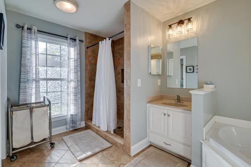uma casa de banho com um lavatório e um espelho em Homey Murrells Inlet Vacation Rental Near Marina em Myrtle Beach
