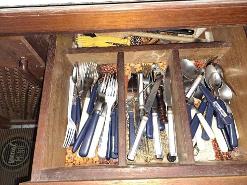 a drawer full of utensils in a wooden box at Paradisíaco, piscina e churrasqueira em Guapimirim in Barreira