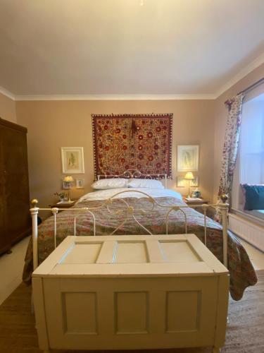 Ein Bett oder Betten in einem Zimmer der Unterkunft Historic House in Beatrix Potter Village