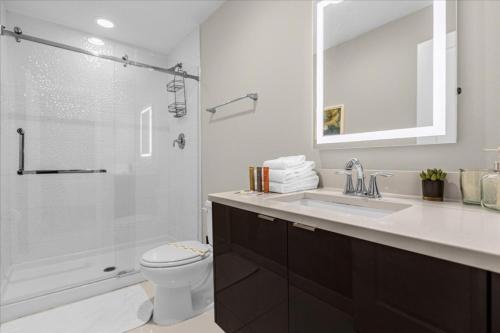 a bathroom with a toilet and a sink and a shower at 4 Bedrooms 35 Bathrooms Le Reve 4423 Lr in Kissimmee