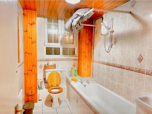 a bathroom with a toilet and a bath tub at Tower Bridge! Immaculate One Bed in London