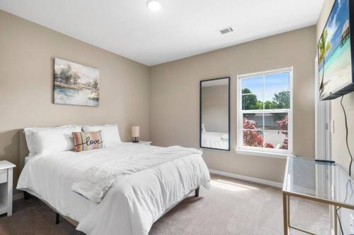 Uma cama ou camas num quarto em Elegant 2 Bed/2 Bath Apartment in Melbourne FL