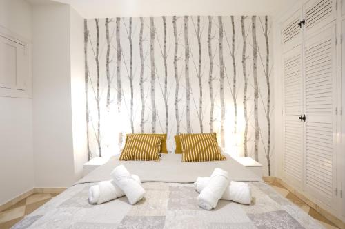 een slaapkamer met een bed met 2 kussens bij ADANAR-Las Columnas in Granada