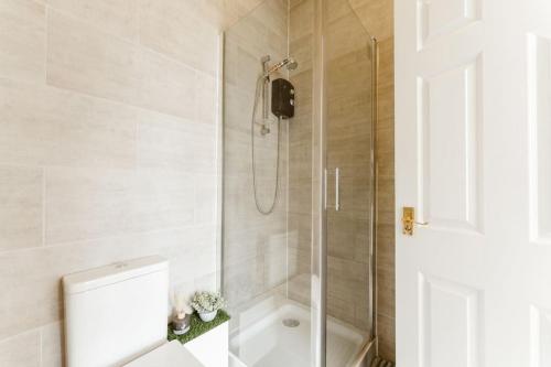 y baño con ducha, aseo y lavamanos. en Spacious Ensuite Room Near Top Tourist Attractions, en Londres