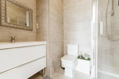 y baño con aseo, lavabo y ducha. en Spacious Ensuite Room Near Top Tourist Attractions, en Londres