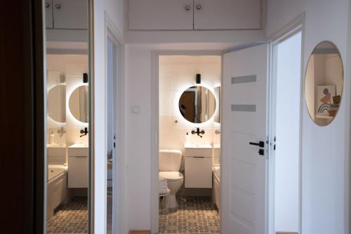 Ένα μπάνιο στο Spacious, quiet and bright apartment, close center - Mokotów air-conditioned rooms