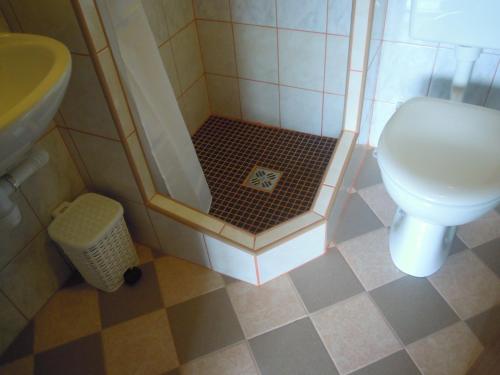 Koupelna v ubytování Wooden house Nela near Plitvice Lakes