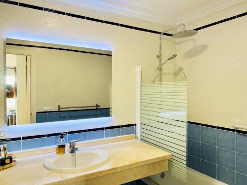 ein Bad mit einem Waschbecken und einem Spiegel in der Unterkunft Puerto Alto 6-3 with stunning sea-view in Estepona