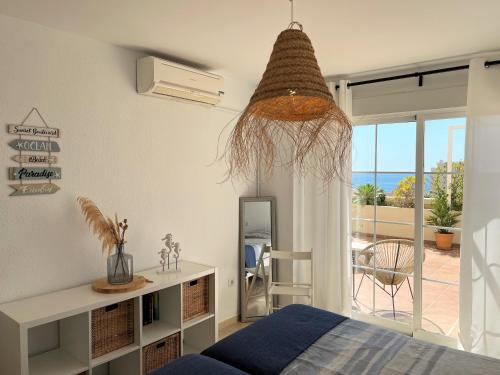 sypialnia z łóżkiem i widokiem na ocean w obiekcie Puerto Alto 6-3 with stunning sea-view w mieście Estepona