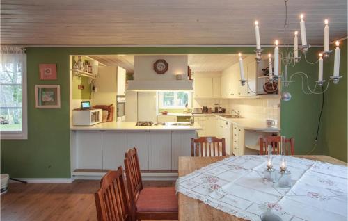 eine Küche mit Tisch und Stühlen und ein Esszimmer in der Unterkunft Amazing Home In Vittsjö in Vittsjö