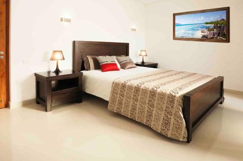Private Large VIP bedroom with en-suite in shared Deluxe Pool villa by Cliffhanger
