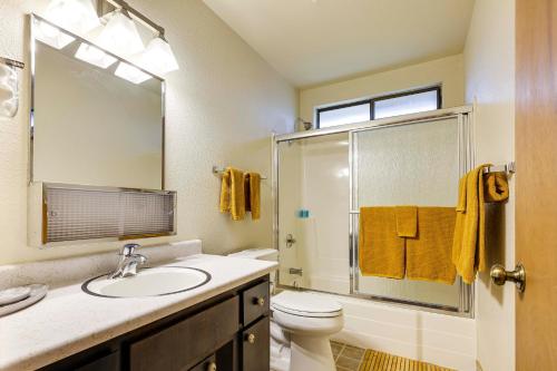 uma casa de banho com um lavatório, um chuveiro e um WC. em Serene Groveland Cabin Rental Near Yosemite! em Groveland