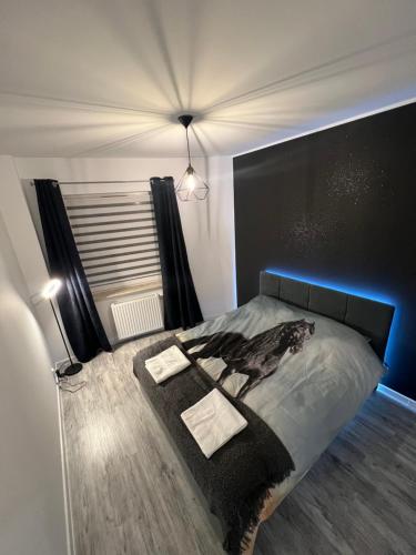 1 dormitorio con 1 cama con 2 toallas en Black Horse 24h zameldowanie, en Gdynia