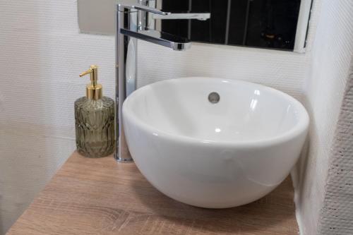 biała umywalka z drewnianym blatem w łazience w obiekcie Appartement T3 63m2 - L'Atypique et son Jardin de 350m2 au cœur de Digne w mieście Digne-les-Bains