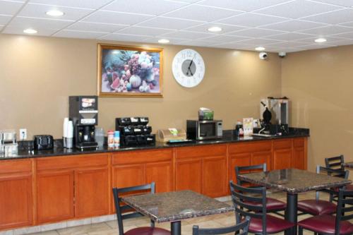 Rodeway Inn Medford South I-5にあるコーヒーまたはお茶