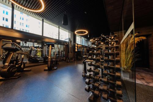 ein Fitnessstudio mit einem Haufen Ausrüstung in einem Zimmer in der Unterkunft Radisson Blu Carlton Hotel, Bratislava in Bratislava