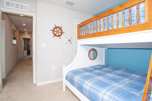- une chambre avec des lits superposés et un escalier dans l'établissement Four Bedrooms Townhome 5108K, à Kissimmee