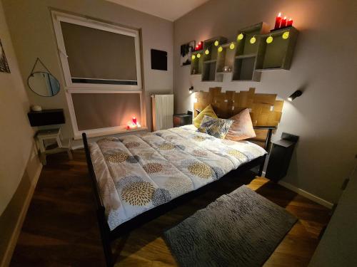 1 dormitorio con cama y ventana en JR Smolna en Poznan