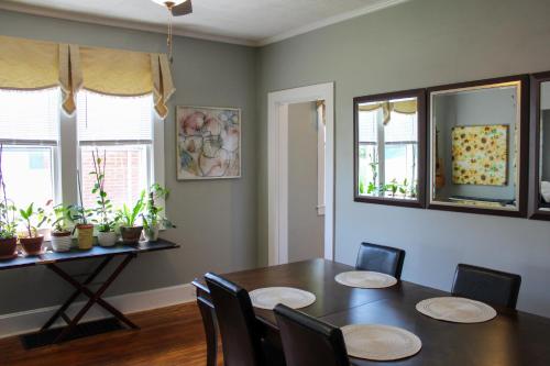 a dining room with a table and chairs at The Flower Pot in Lexington