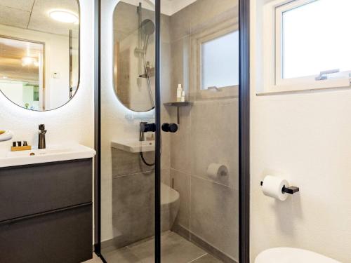 een badkamer met een douche, een toilet en een wastafel bij Holiday home Vesløs IV in Øsløs