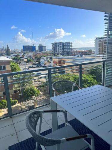 - Balcón con mesa y sillas y vistas a la ciudad en Pavillions - Hosted by Burleigh Letting, en Gold Coast