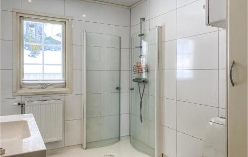 ein weißes Bad mit einer Dusche und einem Waschbecken in der Unterkunft Lovely Home In ydegard With Sauna 