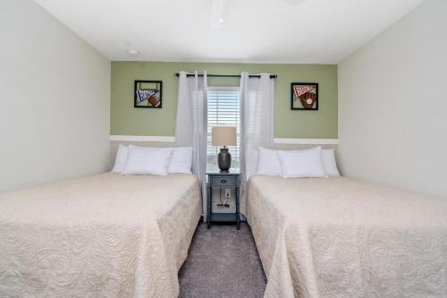 2 letti in una camera con pareti verdi di Four Bedrooms close to Disney w Pool 4898 a Kissimmee