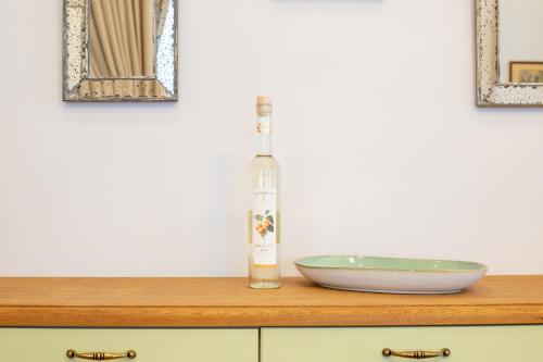 Una botella de alcohol sentada encima de un mostrador. en Stilvolles Apartment in zentraler Lage, en Viena