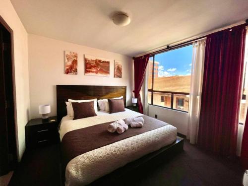 Un dormitorio con una cama con un animal de peluche encima. en Apartamento completo -Acuario Suites, en La Paz