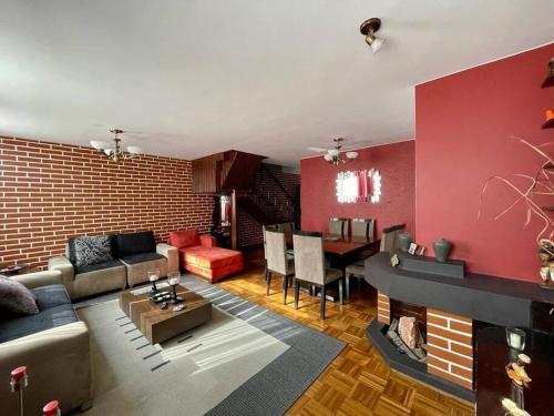 una sala de estar con un sofá y una mesa en Apartamento completo -Acuario Suites, en La Paz