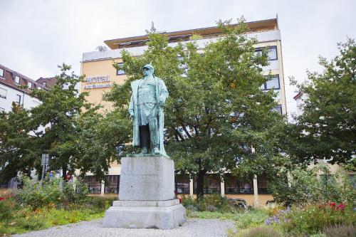 Eine Statue eines Mannes vor einem Gebäude in der Unterkunft Am Bismarck in Mannheim
