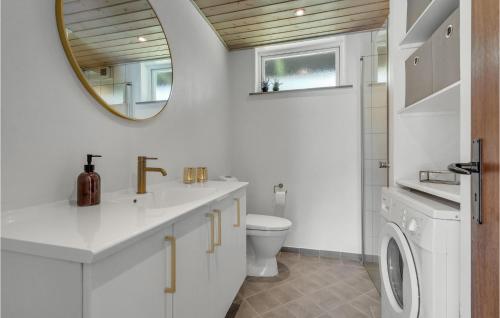KongsmarkにあるBeautiful Home In Rm With Wifiのバスルーム(洗面台、トイレ、鏡付)