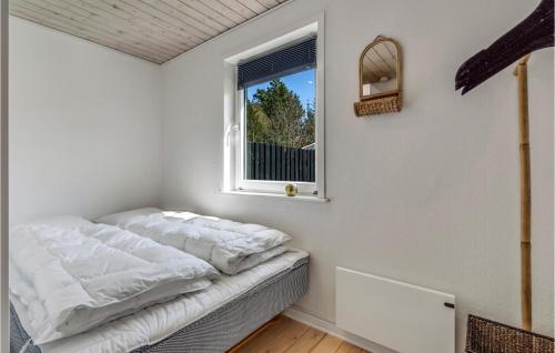 Cama en habitación con ventana en Beautiful Home In Rm With Wifi, en Kongsmark