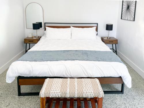 Postel nebo postele na pokoji v ubytování Private King Suite in Miami