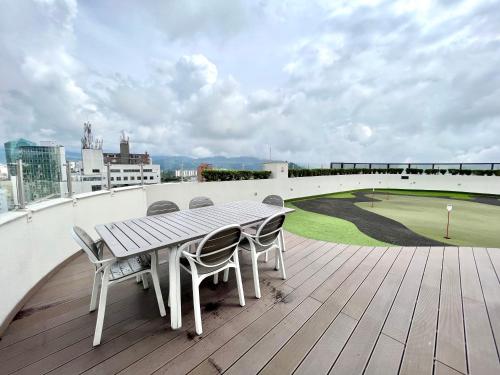 a wooden deck with a table and chairs on a roof at Loft en Avenida Santander, Vista a las montañas in Manizales
