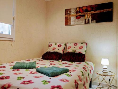 Posteľ alebo postele v izbe v ubytovaní Appartement cosy, superbe vue mer, piscine.