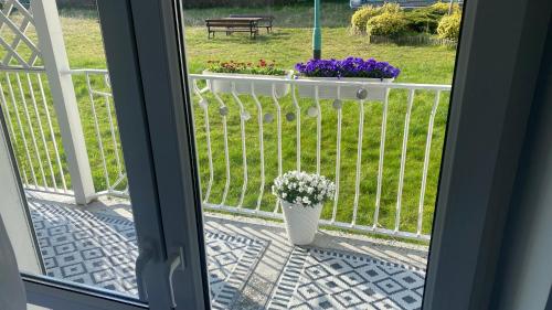a vase of flowers sitting on a porch at Platinum Apartment przy plaży, z parkingiem, z dużym balkonem in Sopot