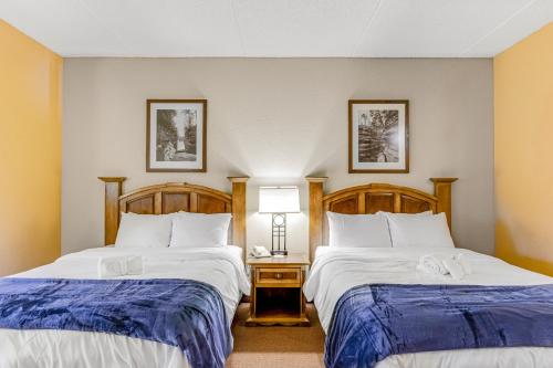 una habitación de hotel con 2 camas y una lámpara en Chula Vista Resort #2217 en Wisconsin Dells