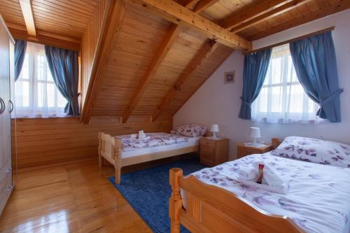 1 dormitorio con 2 camas y 2 ventanas en Holiday house with a parking space Jasenak, Karlovac - 20579, en Jasenak