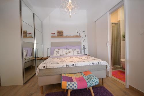 Un dormitorio con una cama grande y una lámpara de araña. en Apartments with a parking space Murvica, Brac - 20190 en Bol